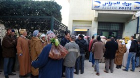 خلل تقني يحرم 14 مليون جزائري من سحب أموالهم بمراكز البريد