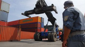 توقيف نشاط 890 وكيل عبور تورطوا في قضايا استيراد محظور