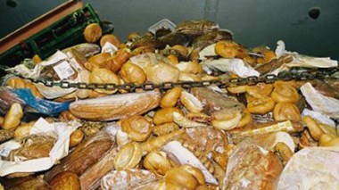 Gaspillage alimentaire: des crevettes, viande, gâteaux et fruits dans nos poubelles