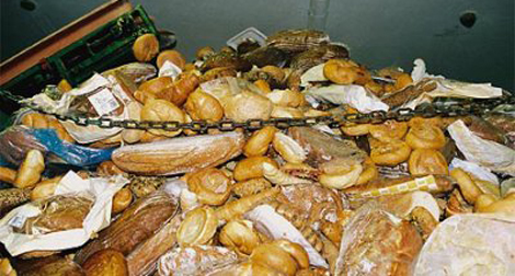 Gaspillage alimentaire: des crevettes, viande, gâteaux et fruits dans nos poubelles