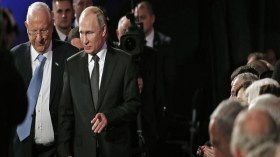 Poutine évite le vice-Président américain pour serrer la main de Macron à Jérusalem