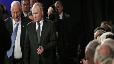 Poutine évite le vice-Président américain pour serrer la main de Macron à Jérusalem