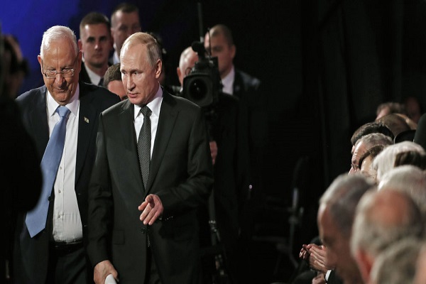 Poutine évite le vice-Président américain pour serrer la main de Macron à Jérusalem