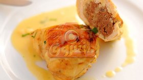 صدر دجاج محشي باللحم مع الصلصة البيضاء