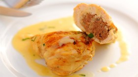 صدر دجاج محشي باللحم مع الصلصة البيضاء