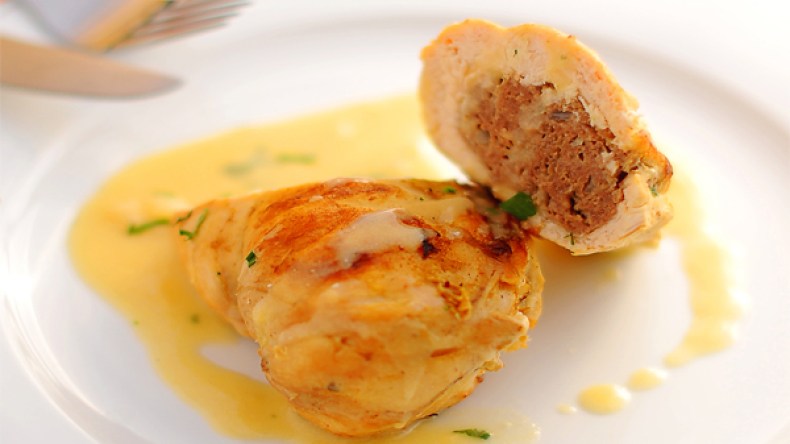 صدر دجاج محشي باللحم مع الصلصة البيضاء