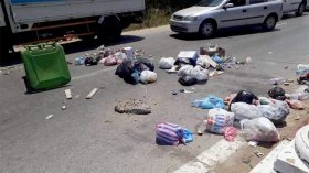 محتجون يغلقون الطريق بالنفايات في جيجل