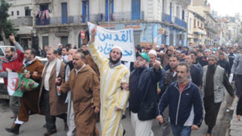 المصلون يكسرون قانون حظر المسيرات بالعاصمة