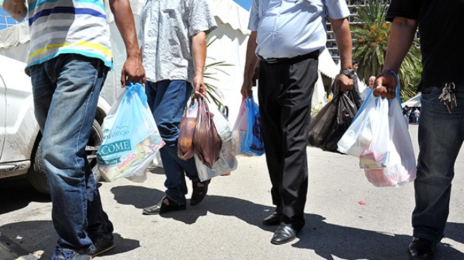 تراجع البيع والشراء بنسبة 25 بالمئة بسبب تدني القدرة الشرائية