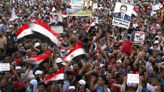 مؤيدو مرسي يدعون لمسيرات بعد تقارير عن قرب فض اعتصاميهما