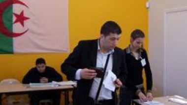 Près de six mille Algériens sont attendus pour élire leur président