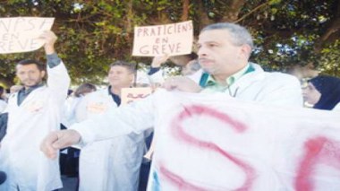 Rassemblement des praticiens spécialistes de santé publique devant le siège du ministère de la Santé