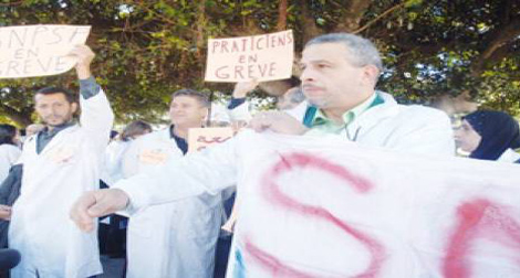 Rassemblement des praticiens spécialistes de santé publique devant le siège du ministère de la Santé