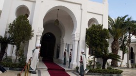 معوق ترك رضيعه على باب الرئاسة فاستقبله الرئيس بوتفليقة