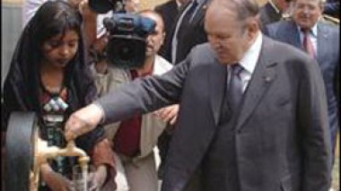 Bouteflika inaugure le méga-projet de transfert d'eau potable d'In Salah à Tamanrasset