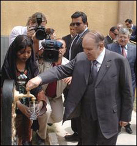 Bouteflika inaugure le méga-projet de transfert d'eau potable d'In Salah à Tamanrasset