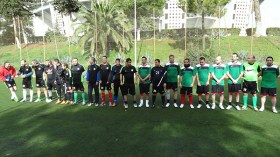 الصحافيون الجزائريون والفلسطينيون يستعرضون مهاراتهم الكروية