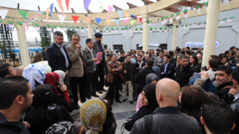 الصحافيون يخرجون إلى الشارع في اعتصام حاشد بساحة الحرية