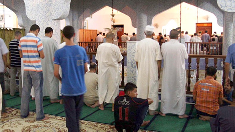 السلفيون يرفضون الصلاة إلى حين دخول “الفجر الصادق”!