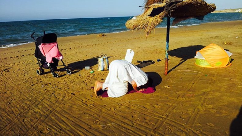 صلاة الجماعة تغزو الشواطئ.. ورجال ونساء يتنافسون على الإمامة!