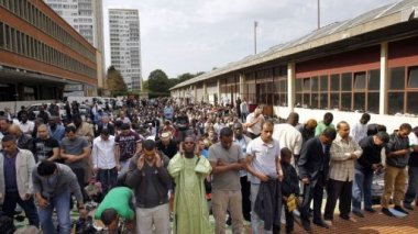 France/islam: 200 fidèles prient dans la rue malgré l'interdiction