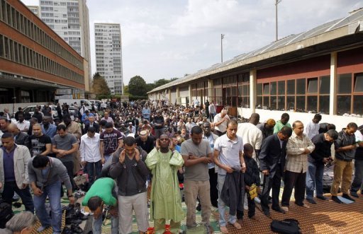 France/islam: 200 fidèles prient dans la rue malgré l'interdiction