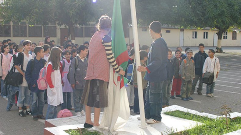 مدير ثانوية يرفض رفع العلم وأداء النشيد الوطني ببلعباس!