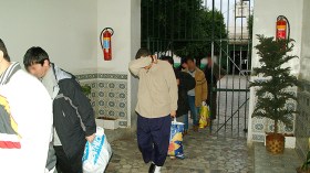 أمهات يتسولن الطعام والسجائر لملء قفة السجن لأبنائهن