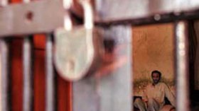 مساجين الجزائر بليبيا يقررون الإضراب عن الطعام وعائلاتهم تقرر الاعتصام