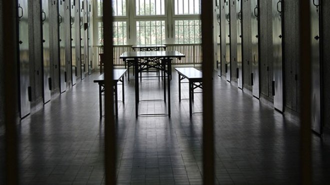 فنانون يبحثون عن الشهرة من وراء القضبان..!