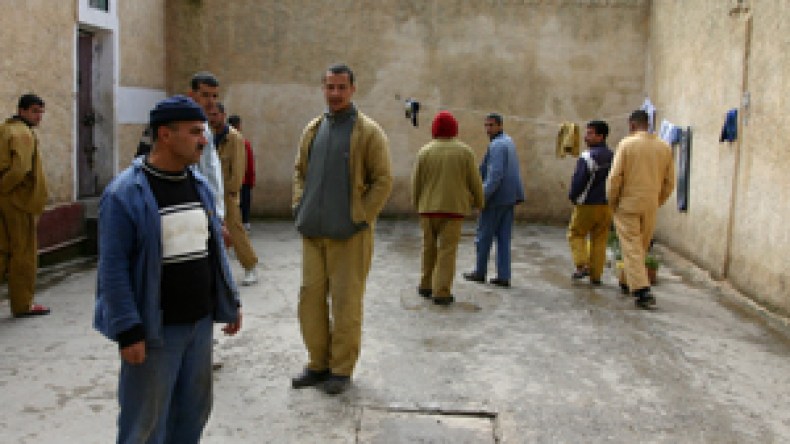 السلطات الليبية تطلق سراح 12 سجينا جزائريا