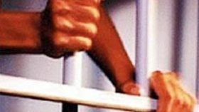 الإفراج عن شخص سجن خطأ بدل مجرم محكوم عليه بالإعدام بمعسكر