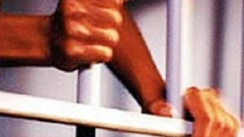 الإفراج عن شخص سجن خطأ بدل مجرم محكوم عليه بالإعدام بمعسكر