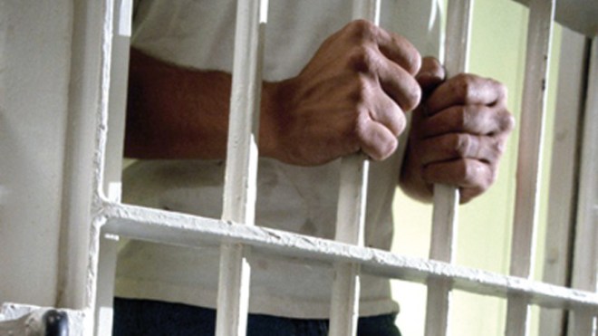 يرتكب جريمة ليلتقي بصديقه في السجن