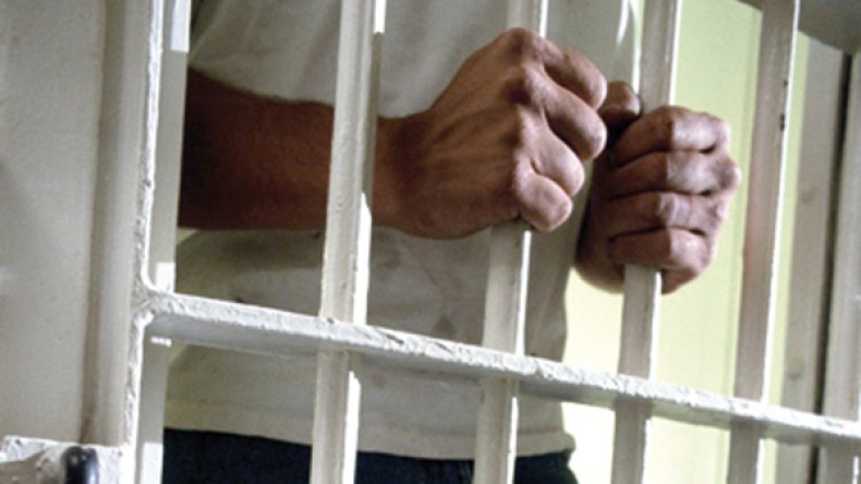 يرتكب جريمة ليلتقي بصديقه في السجن