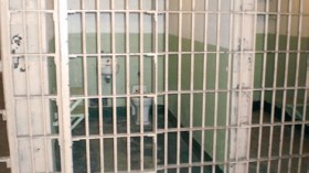 مساجين جزائريون “يخيطون أفواههم” في سجن برج العامري بتونس