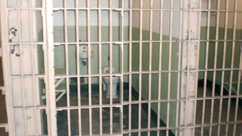 مساجين جزائريون “يخيطون أفواههم” في سجن برج العامري بتونس