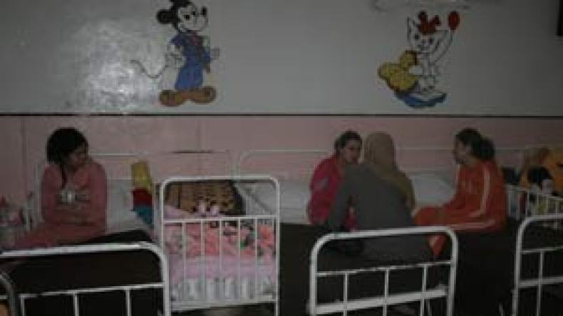 أمهات مجرمات يحصدن الندم وأطفال محبوسون بجرائم لم يرتكبوها