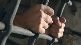 جزائريان في سجن الدوحة بلا محاكمة وأبناؤهما بلا عائل في سويسرا