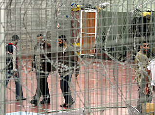 Six Algerian terror suspects get 2,800 euros in UK