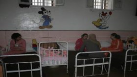 أمهات سجينات يحصدن الندم وأطفال محبوسون بجرائم لم يرتكبوها