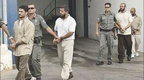 إسرائيل تقتحم سجنا وتنكل بالأسرى الفلسطينيين