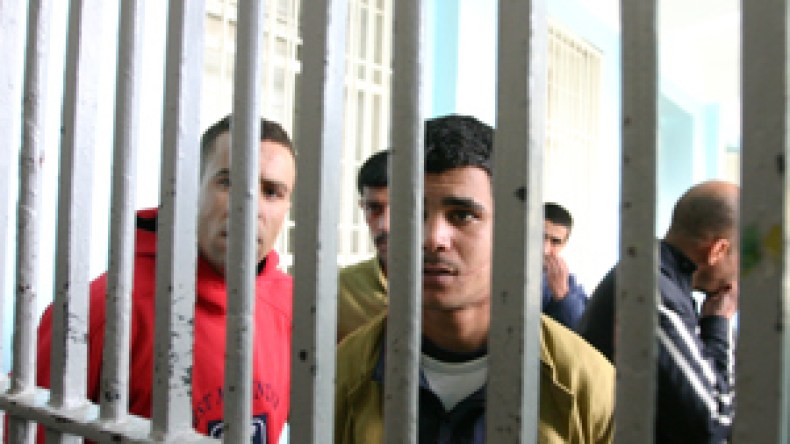 فتاة تُهرّب خطيبها السجين في وهران بطريقة هوليودية