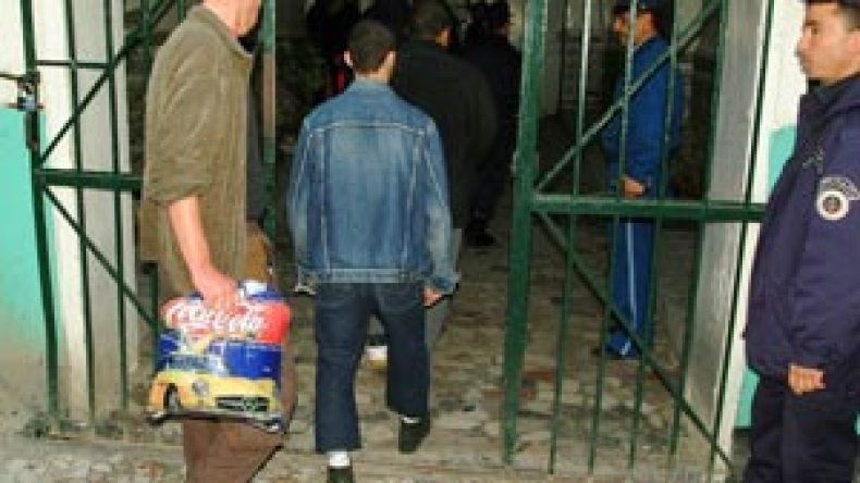 السجون في الجزائر تحولت إلى فنادق لإيواء المنحرفين
