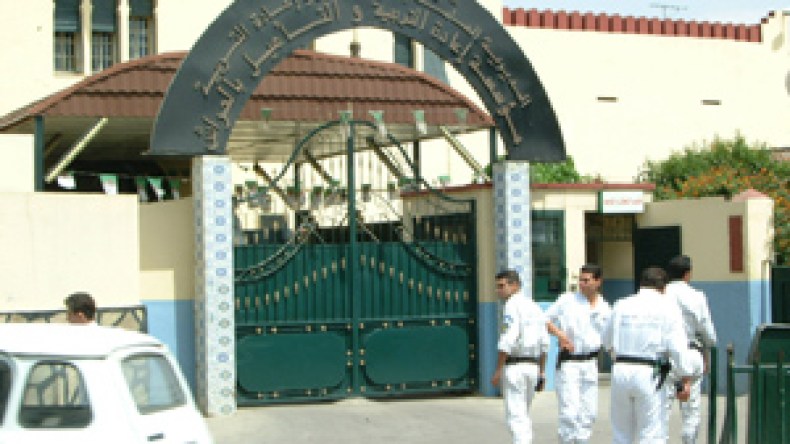 إضراب سجينين بسبب حشر 10 مساجين في زنزانة إنفرادية!