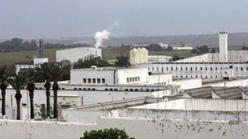 جزائري متهم بمحاولة قتل يهود يتعرّض للتعذيب في زنزانة انفرادية بالقنيطرة