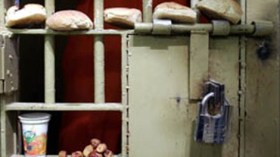 الأسرى الفلسطينيون يبدأون إضرابا عن الطعام في سجون إسرائيل
