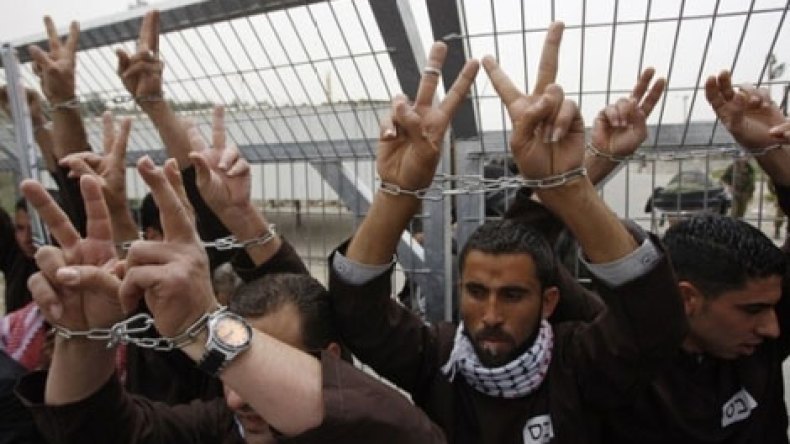 القيادة الفلسطينية تنفي مقايضة أسرى ببناء مستوطنات