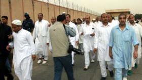 “الشروق” تنشر قائمة25 جزائريا أُفرج عنهم من سجون بليبيا