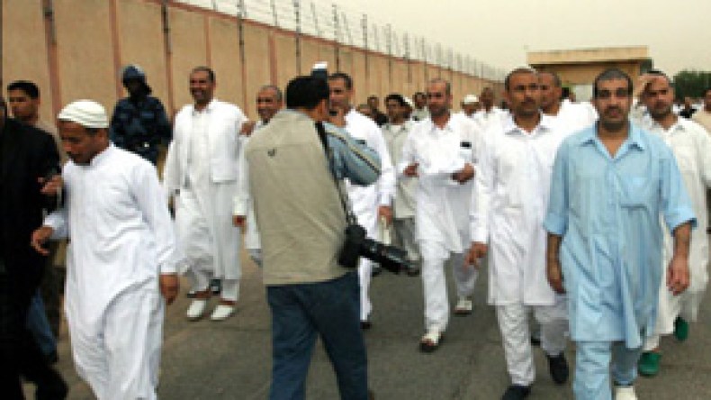 “الشروق” تنشر قائمة25 جزائريا أُفرج عنهم من سجون بليبيا